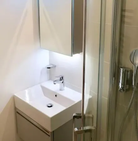 Apartment Stylish Apartment, Ensuite, Kitchenette Twickenham
