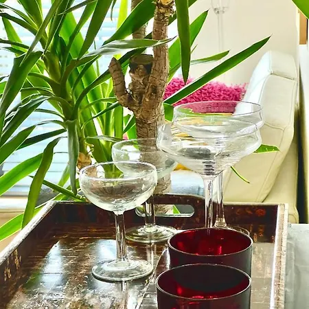 Zen Life With Urban Views - E8 Chic Apartment