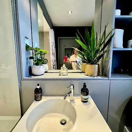 Zen Life With Urban Views - E8 Chic Apartment *