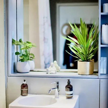 Zen Life With Urban Views - E8 Chic Apartment