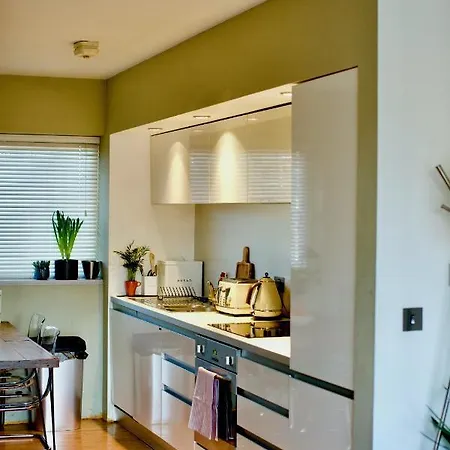 Zen Life With Urban Views - E8 Chic Apartment London