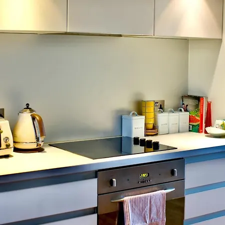 Zen Life With Urban Views - E8 Chic Apartment London