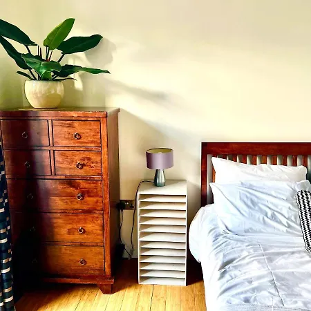 Zen Life With Urban Views - E8 Chic Apartment London