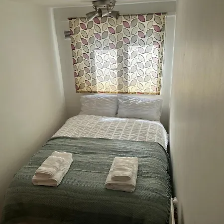 Spacious Double For Single Guest house