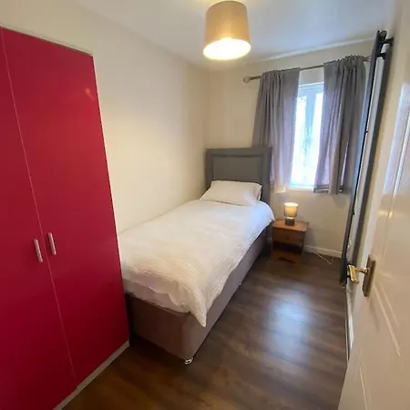 Beautiful 3 Bedroom House With The Transport Links To London, The Excel Centre, Canary Wharf, The O2! With A Driveway And Private Garden!