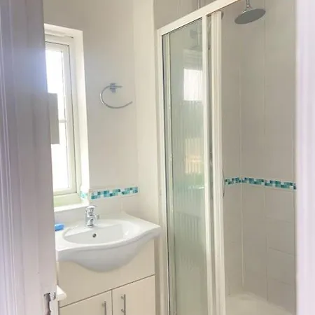 Beautiful 3 Bedroom House With The Transport Links To London, The Excel Centre, Canary Wharf, The O2! With A Driveway And Private Garden! Apartment London