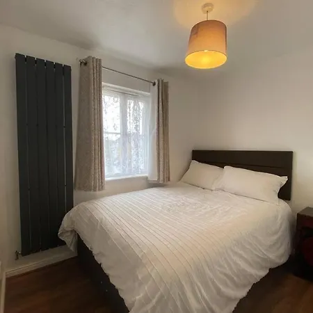 Beautiful 3 Bedroom House With The Transport Links To London, The Excel Centre, Canary Wharf, The O2! With A Driveway And Private Garden!