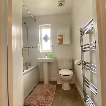 Beautiful 3 Bedroom House With The Transport Links To London, The Excel Centre, Canary Wharf, The O2! With A Driveway And Private Garden! Apartment