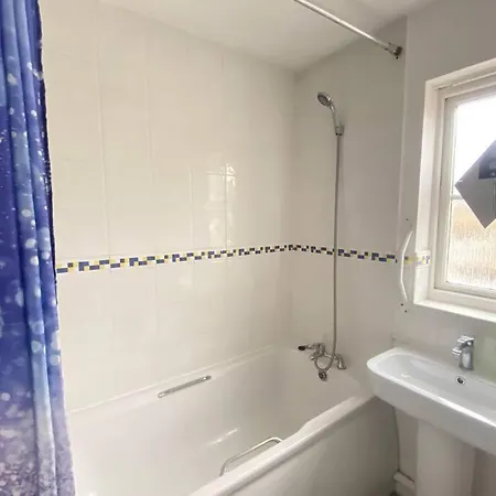 Beautiful 3 Bedroom House With The Transport Links To London, The Excel Centre, Canary Wharf, The O2! With A Driveway And Private Garden! Apartment London