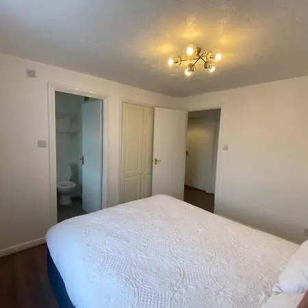 Apartment Beautiful 3 Bedroom House With The Transport Links To London, The Excel Centre, Canary Wharf, The O2! With A Driveway And Private Garden! *