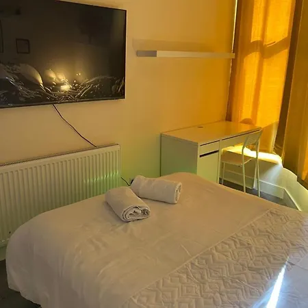 Small Cosy 2 Flat With 2 Double Beds Apartment