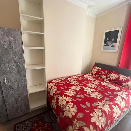 Small Cosy 2 Flat With 2 Double Beds * London