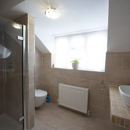 Luxury 6 Bedroom House With Parking - Northwood *