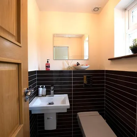 Luxury 6 Bedroom House With Parking - Northwood Holiday home