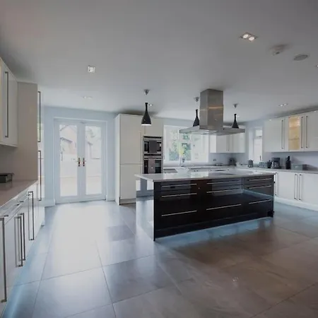 Holiday home Luxury 6 Bedroom House With Parking - Northwood