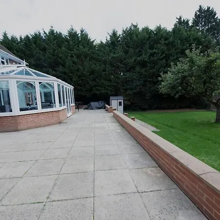 Luxury 6 Bedroom House With Parking - Northwood Holiday home