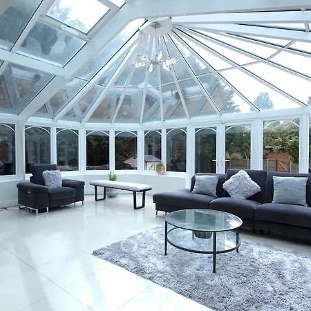 Holiday home Luxury 6 Bedroom House With Parking - Northwood