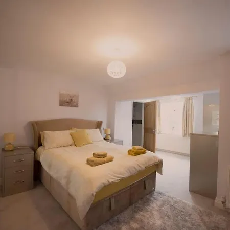 Luxury 6 Bedroom House With Parking - Northwood *