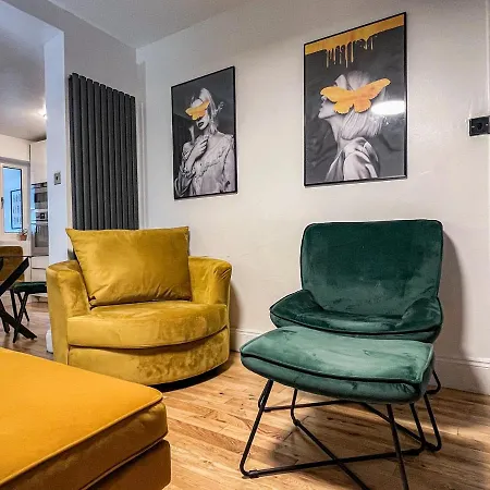 Swanky Townhouse In The Heart Of East