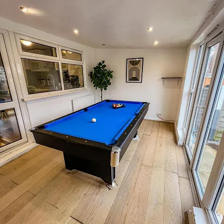 Swanky Townhouse In The Heart Of East Holiday home London