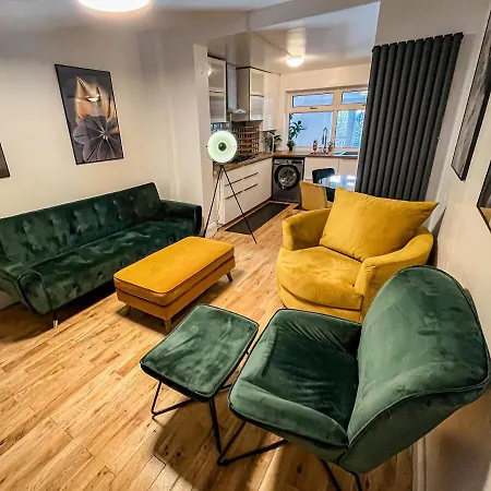 Swanky Townhouse In The Heart Of East