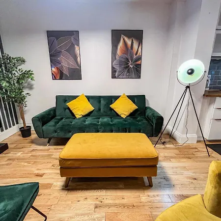 Swanky Townhouse In The Heart Of East *