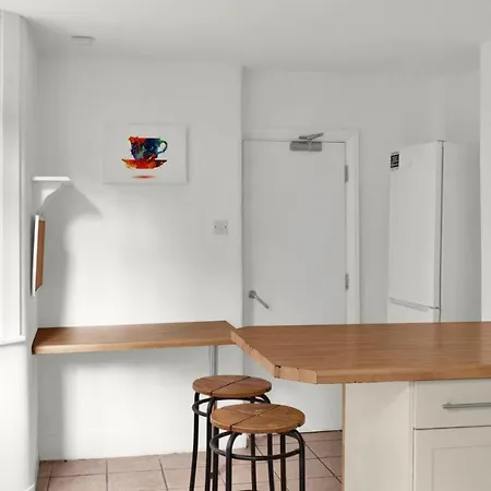Livestay-4 Bed 2 Bath House With Private Garden *