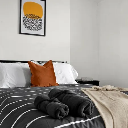 Livestay-4 Bed 2 Bath House With Private Garden *