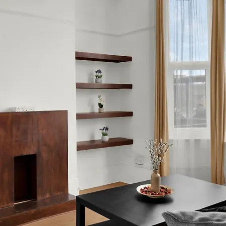 Livestay-4 Bed 2 Bath House With Private Garden Ferienhaus *