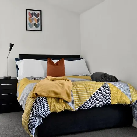 Livestay-4 Bed 2 Bath House With Private Garden Holiday home London