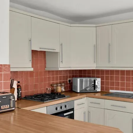 Livestay-4 Bed 2 Bath House With Private Garden Ferienhaus