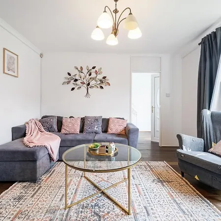 Hébergement de vacances Dwellers Delight Living Ltd Serviced Accommodation, Chigwell, 3 Bedroom House, Upto 7 Guests, Free Wifi & Parking