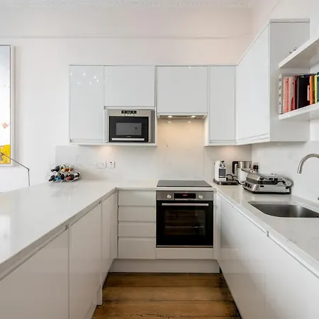 Apartment Outstanding 2br Ground Floor Flat In Earl's Court