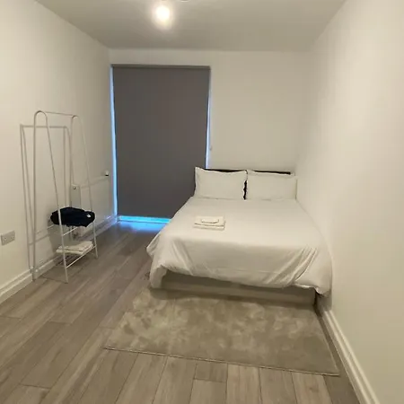 2 Bed Penthouse-riverside View In East London Apartment *