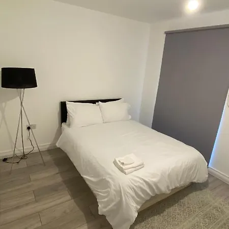 2 Bed Penthouse-riverside View In East London Apartment *