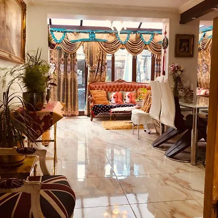Holiday home Cheerful 4 Bedroom House With Garden Free Parking *