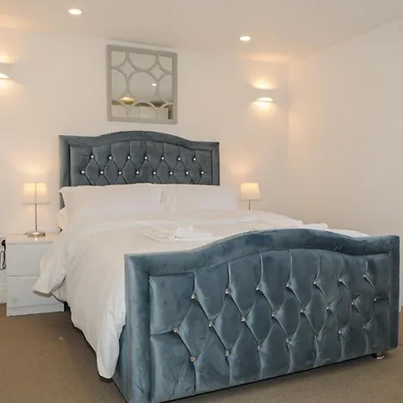 Luxury 5 Star - Parking, Garden, Nr Greater Metro Stations Lägenhet London