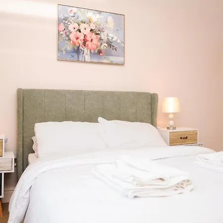 Luxury 5 Star - Parking, Garden, Nr Greater Metro Stations London