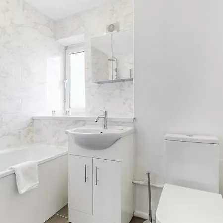 Near To Tower Bridge With Free Parking & View Of The Shard Apartment London