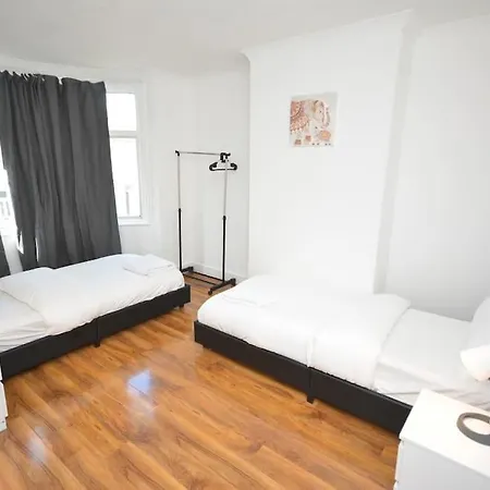 4 Bedroom House In East Holiday home