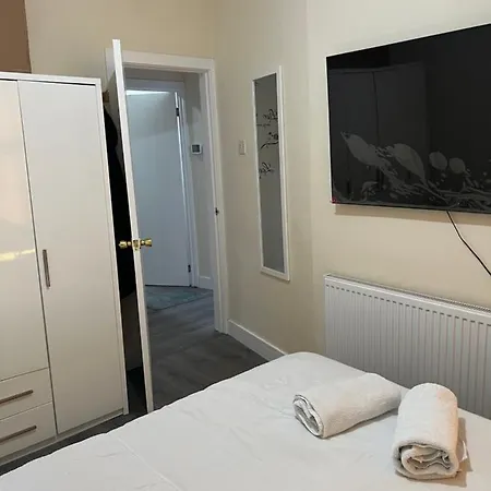 Small Cosy 2 Flat With 2 Double Beds * London