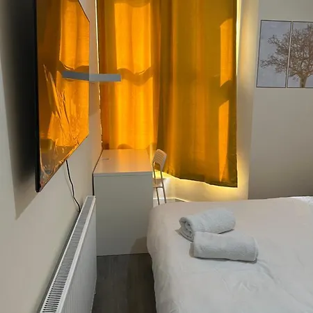 Small Cosy 2 Flat With 2 Double Beds * London