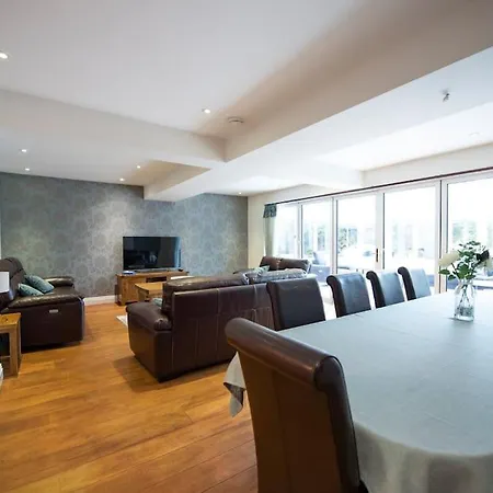 Luxury 6 Bedroom House With Parking - Northwood