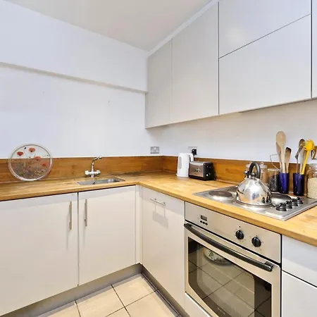 Large One Bedroom Flat With Balcony Close To The By Underthedoormat London