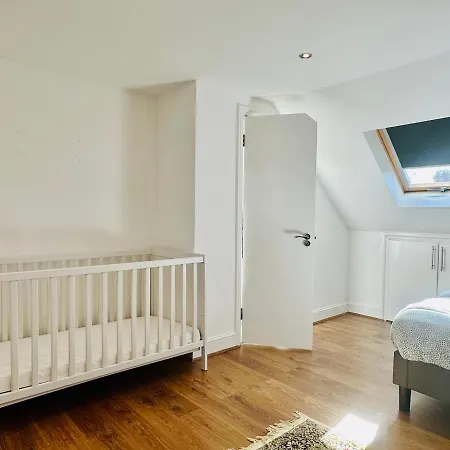 Entire Lovely Family With Parking, Wifi, Netflix, Self Check-in *