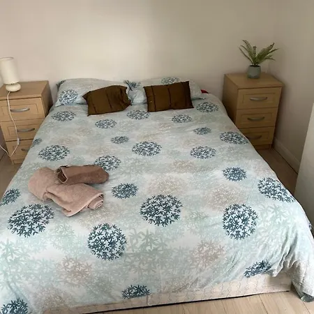 Guest house Redecorated Double With Shared Bathroom And Kitchen *