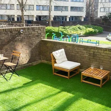Large Modern 3 Bedrooms House With Patio/terrace Apartment *