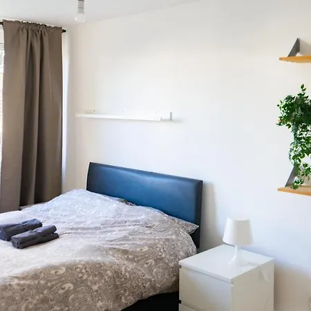 Apartment Large Modern 3 Bedrooms House With Patio/terrace