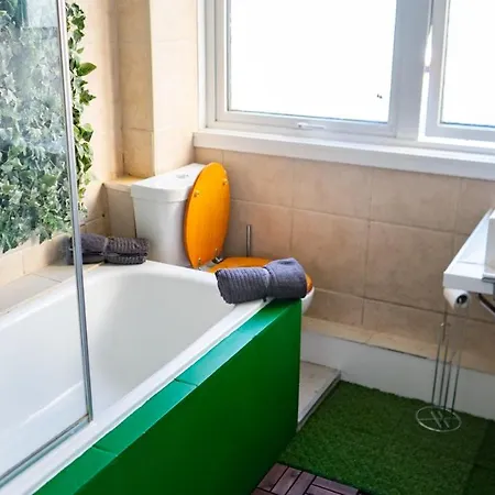 Apartment Large Modern 3 Bedrooms House With Patio/terrace London