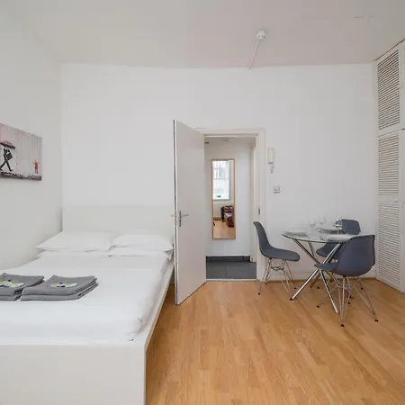 Soho Sleeps 4, Covent Garden & Leicester Square Apartment London